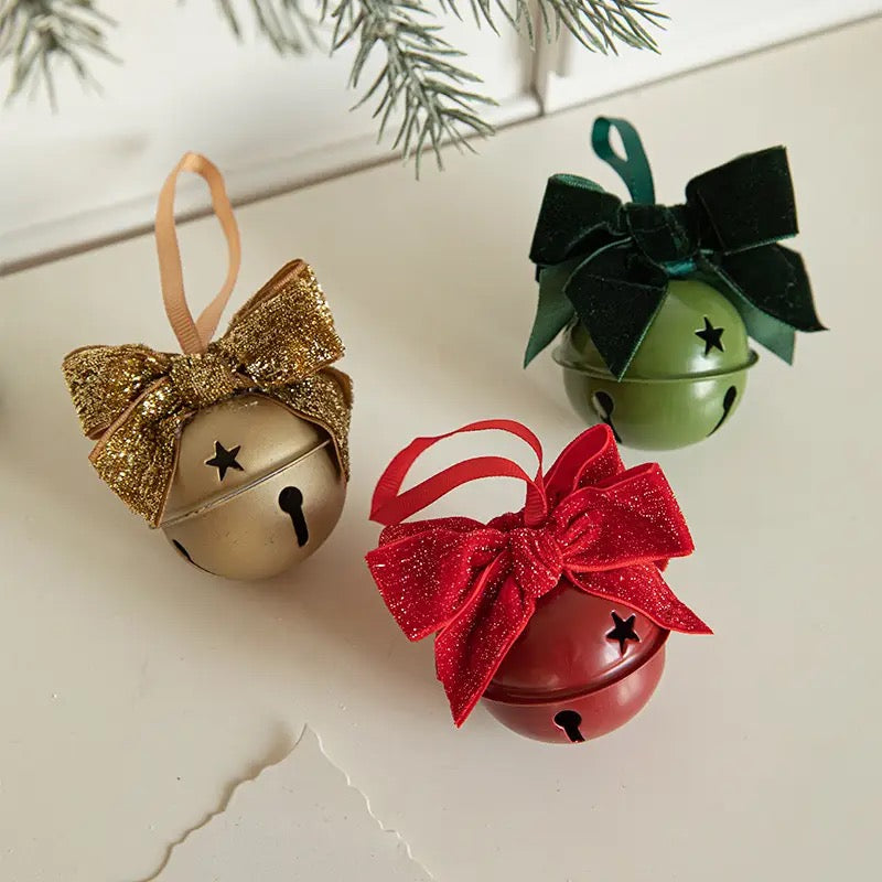 Metal bauble with a bow