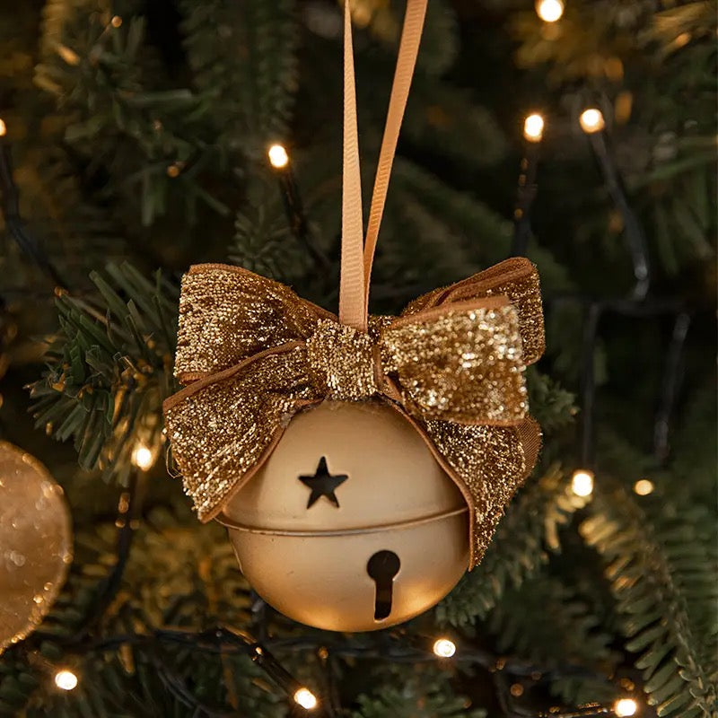 Metal bauble with a bow